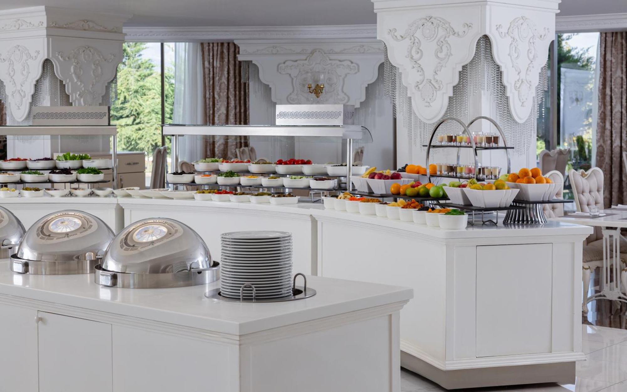 샤마키 팰리스 샤라딜 호텔 Seredil 외부 사진 A buffet at a hotel