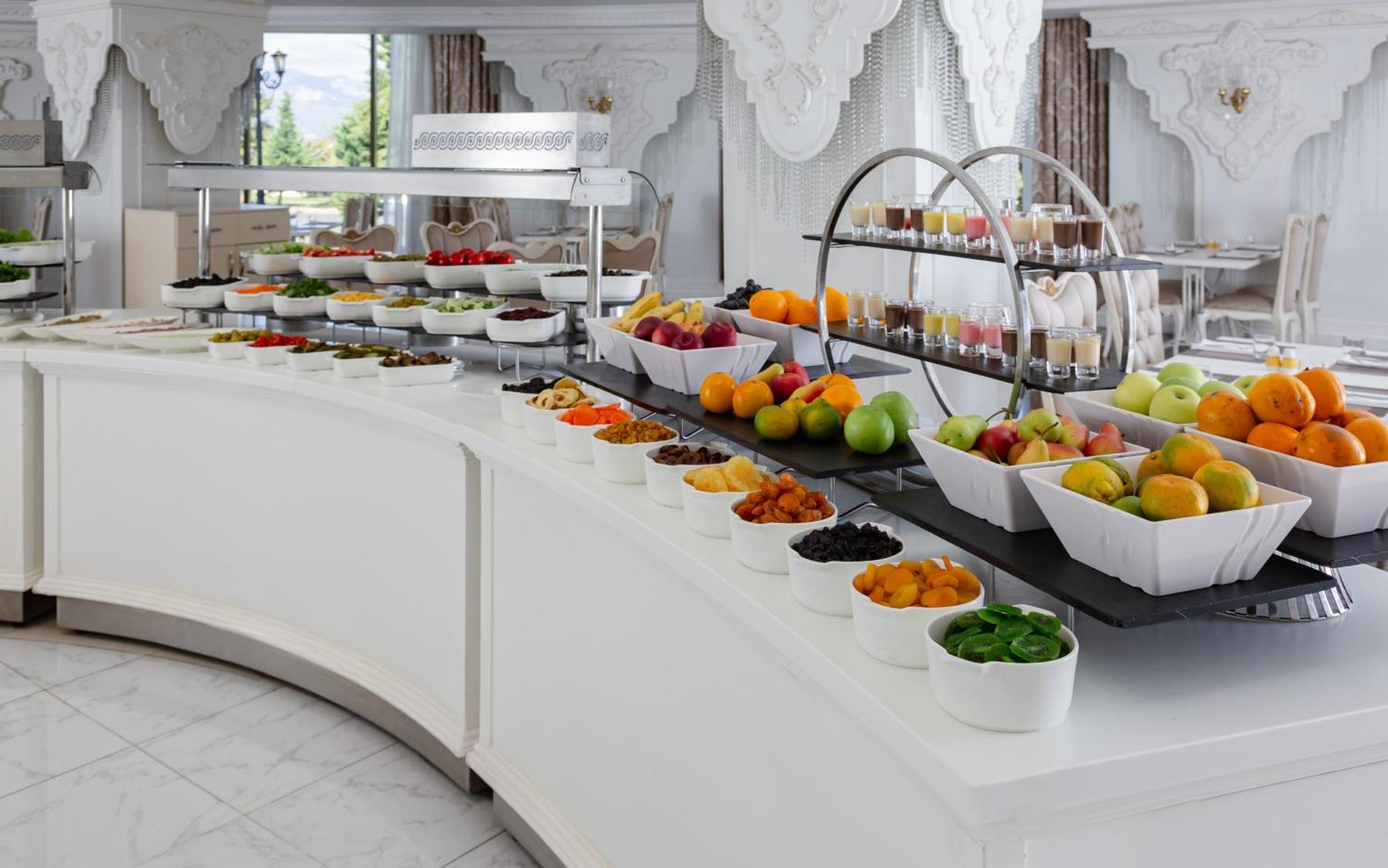 샤마키 팰리스 샤라딜 호텔 Seredil 외부 사진 A buffet at a hotel