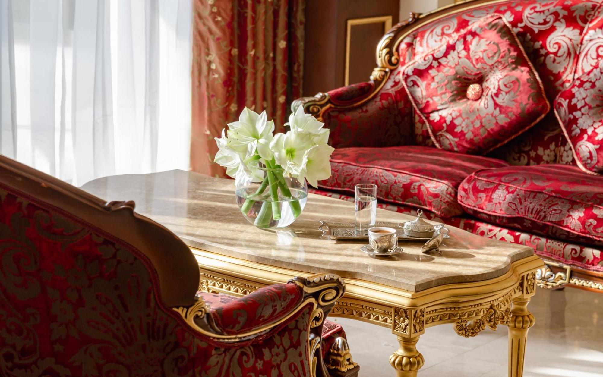 샤마키 팰리스 샤라딜 호텔 Seredil 외부 사진 A detail of the interior of a suite at the hotel