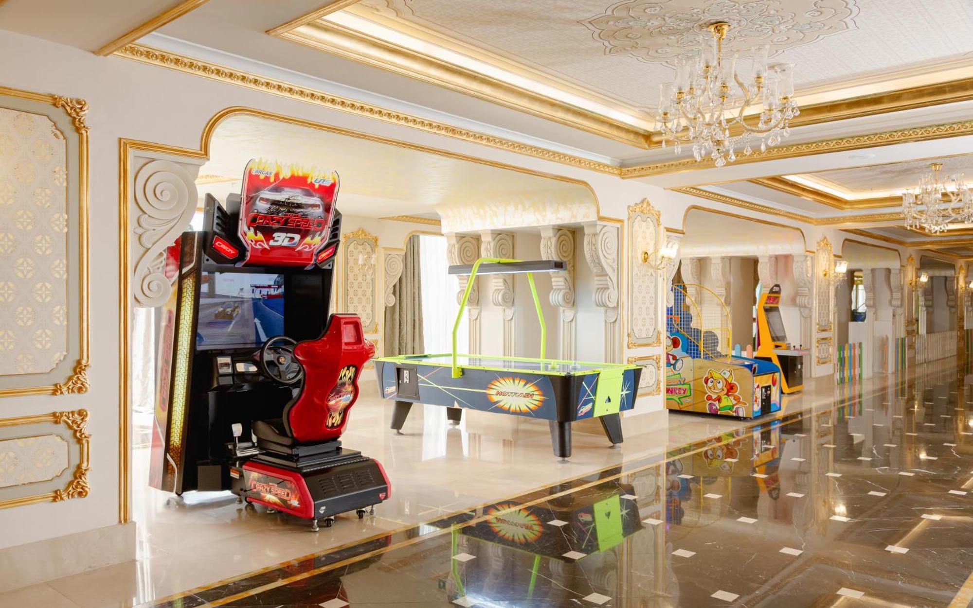 샤마키 팰리스 샤라딜 호텔 Seredil 외부 사진 The arcade at the hotel