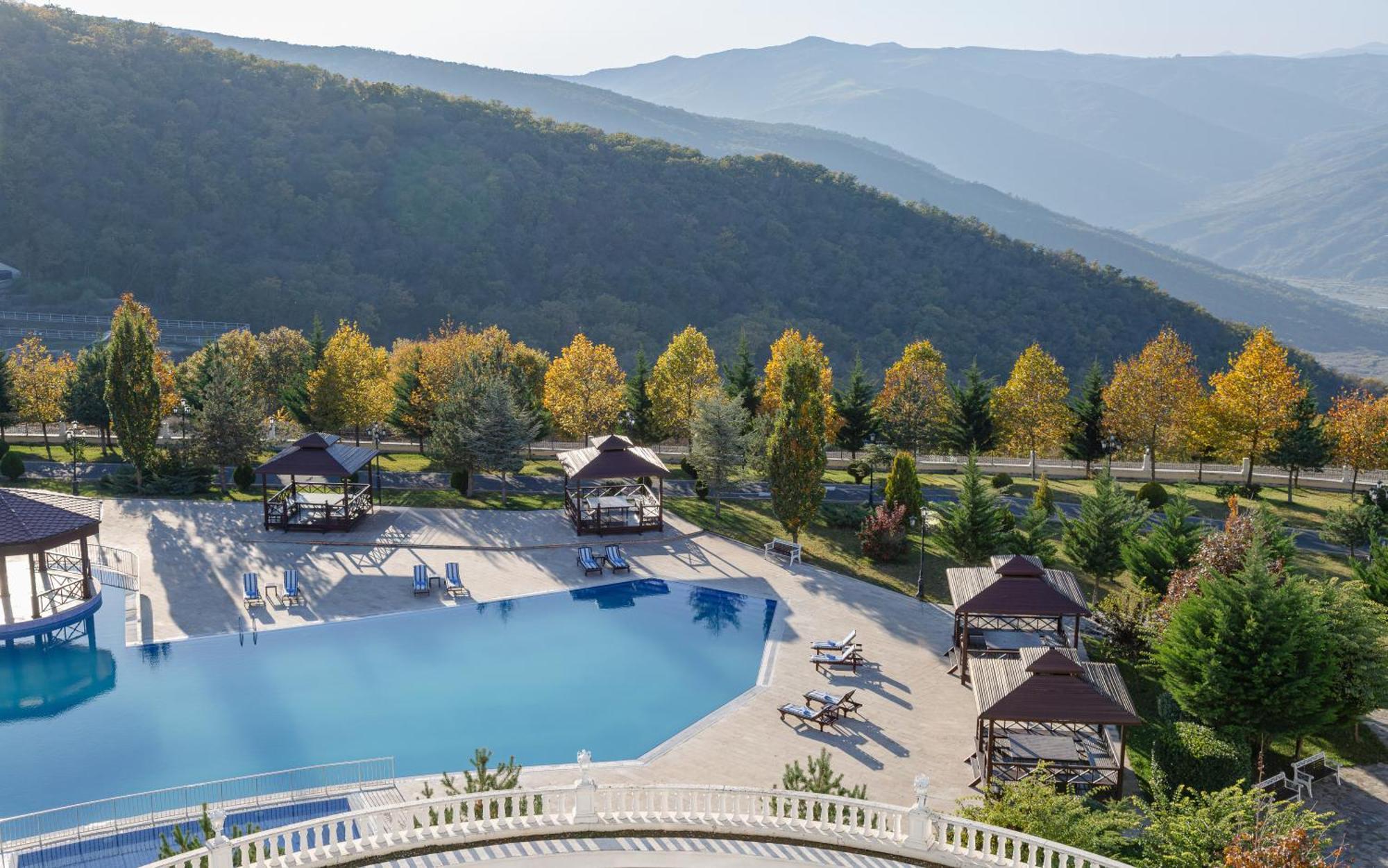 샤마키 팰리스 샤라딜 호텔 Seredil 외부 사진 The swimming pool at the hotel