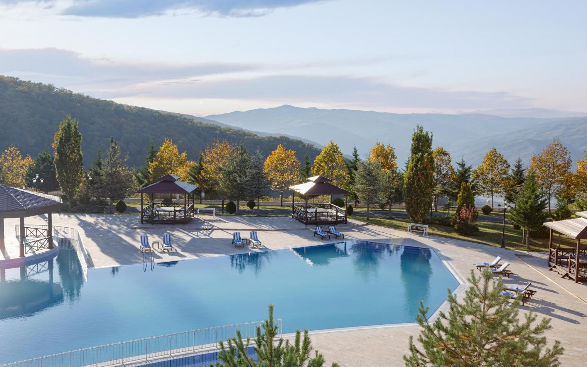 샤마키 팰리스 샤라딜 호텔 Seredil 외부 사진 The swimming pool at the hotel