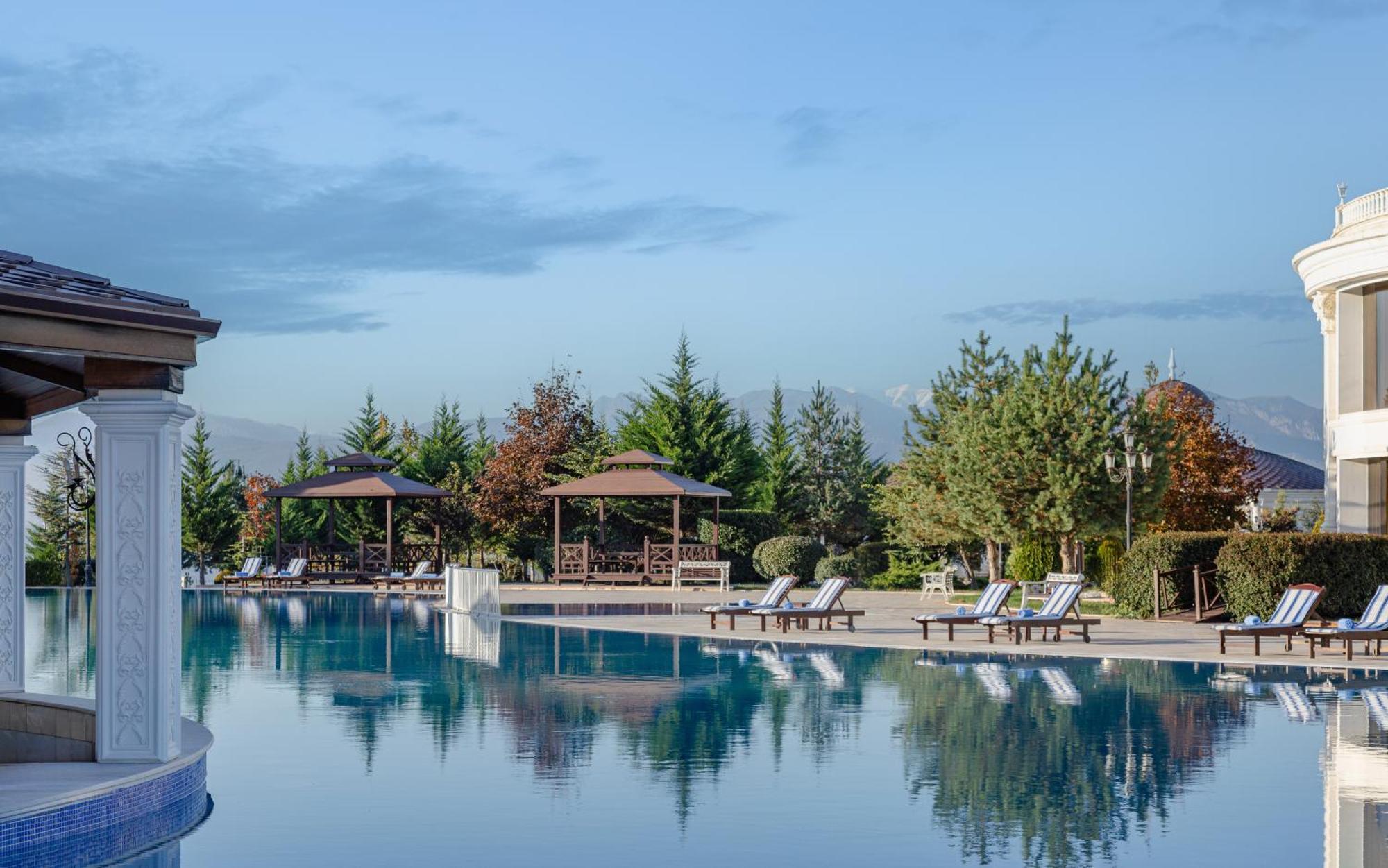샤마키 팰리스 샤라딜 호텔 Seredil 외부 사진 The swimming pool at the hotel