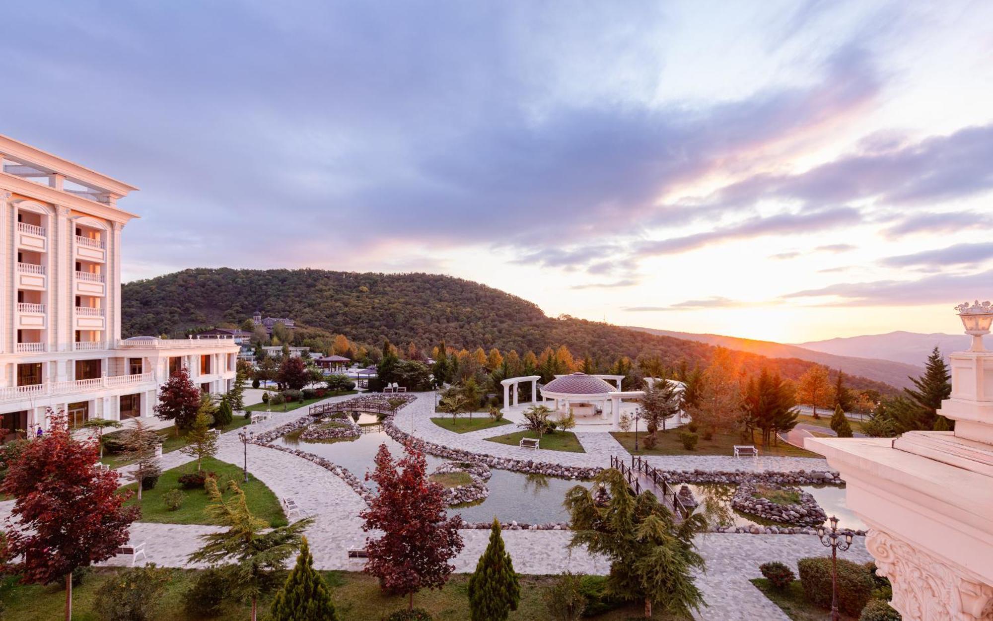 샤마키 팰리스 샤라딜 호텔 Seredil 외부 사진 View of the campus