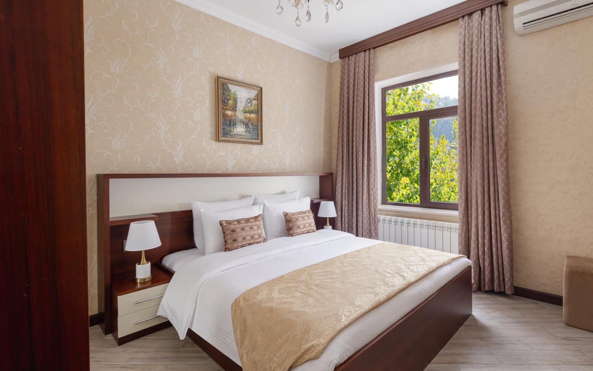 샤마키 팰리스 샤라딜 호텔 Seredil 외부 사진 A bedroom in the hotel