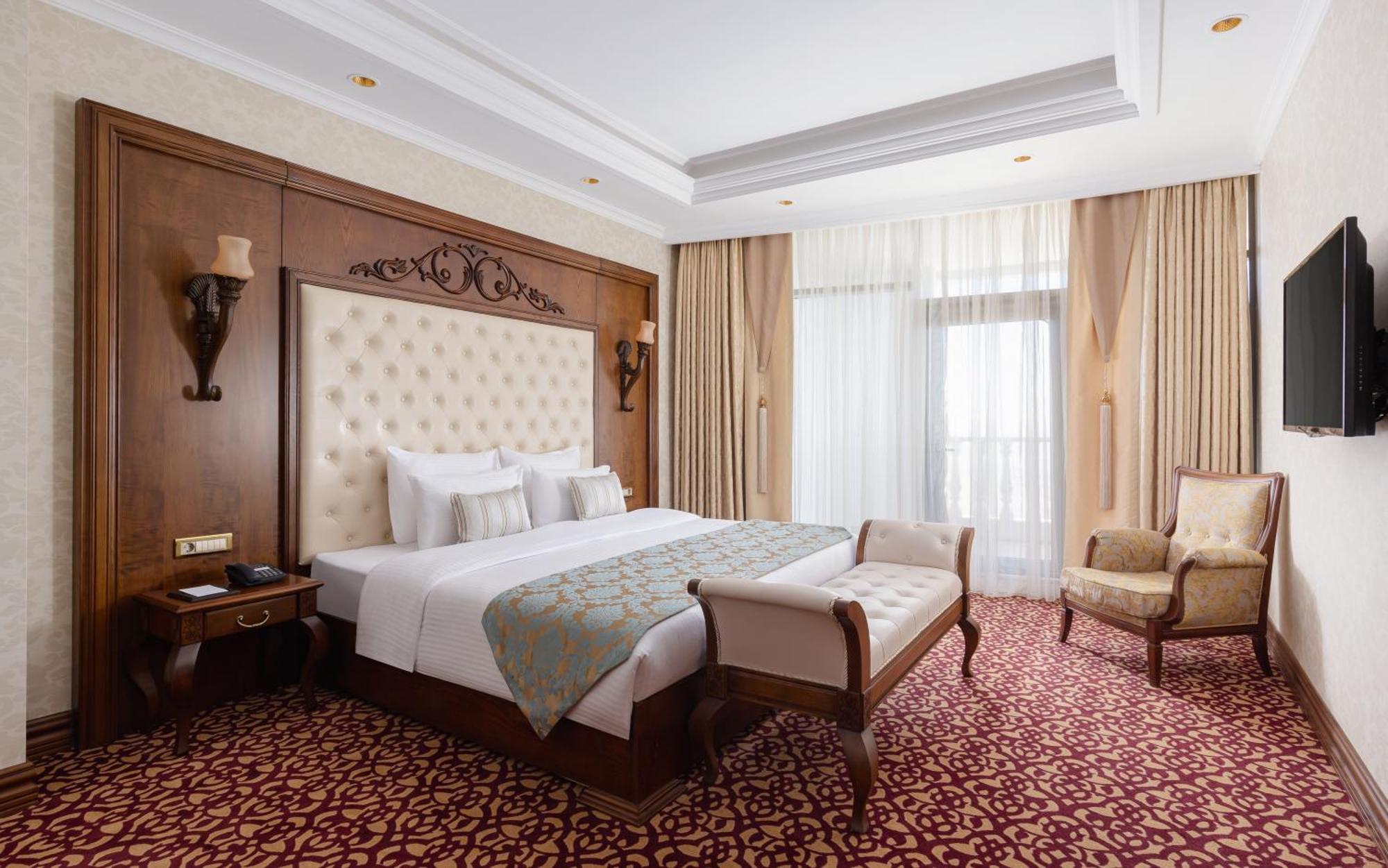 샤마키 팰리스 샤라딜 호텔 Seredil 외부 사진 A bedroom at the hotel