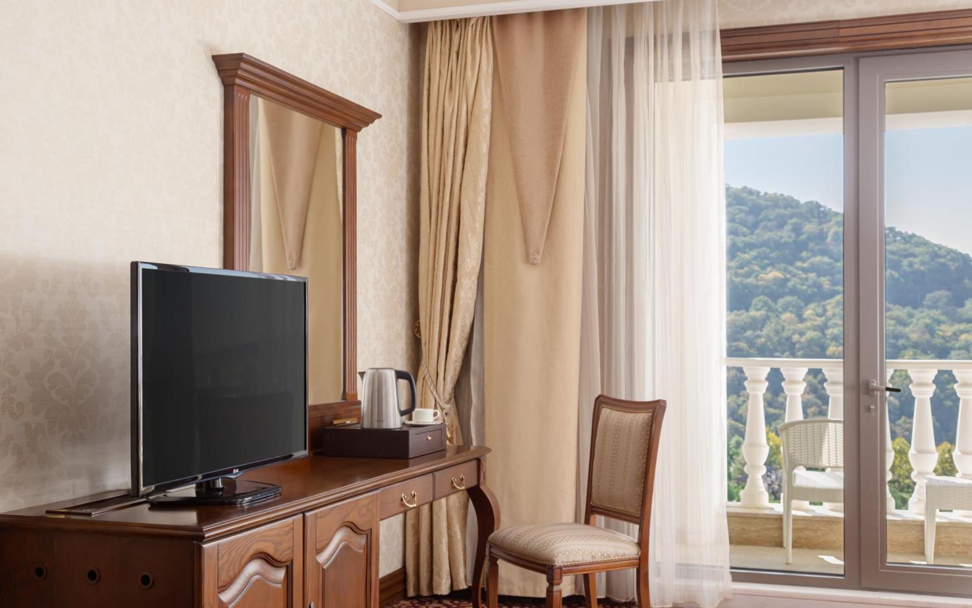 샤마키 팰리스 샤라딜 호텔 Seredil 외부 사진 A television in a hotel room
